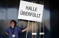 Halle &uuml;berf&uuml;llt